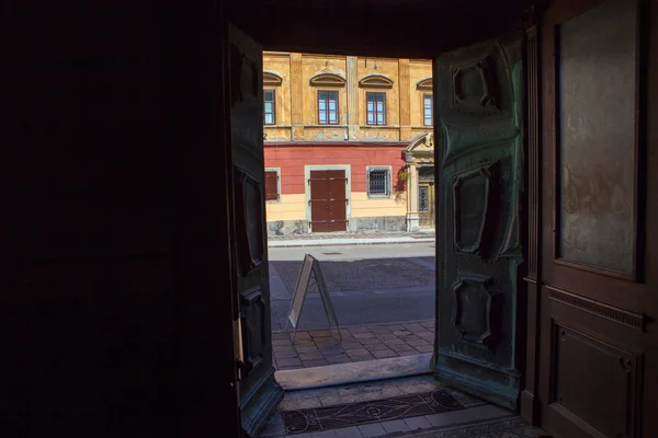 透过敞开的门可以看到街道的景色 — 图库照片