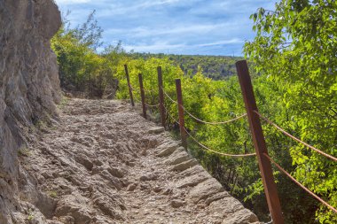 turistik yol yalak dağlar 