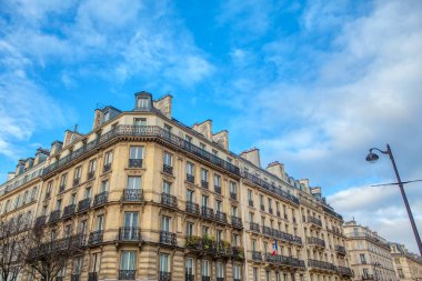 Çatı ile Parisli konut binası