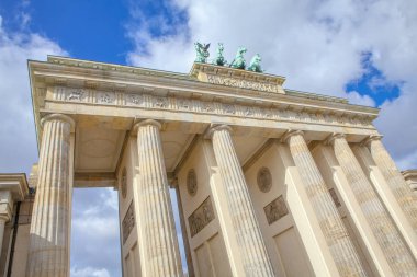 Berlin 'de Brandenburg Kapısı 'nın yakın görüntüsü