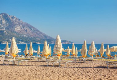 şemsiye ile kumlu egzotik plajda yaz günü 