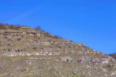 mavi gökyüzüne karşı kayalar ile gri dağ 