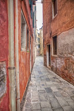 dar ve eski Italyan sokak boyunca yürüyüş 