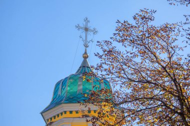 üst haç ile kilise kubbe 