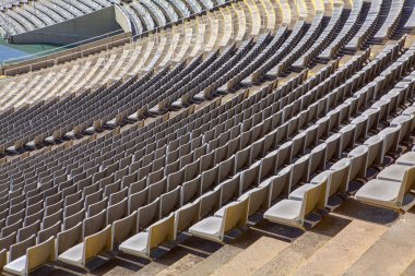 Futbol stadyumunda boş koltuklar satırları
