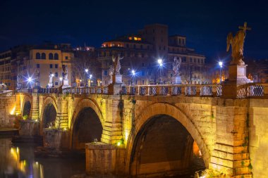 Gece Tiber Nehri üzerinde Bridge Sant Angelo