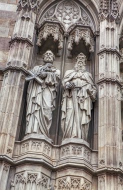 Barselona Katedrali 'nde Saint Peter ve Saint Paul heykelleri