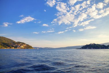 mavi defne manzara ve bulutlar yukarıda 