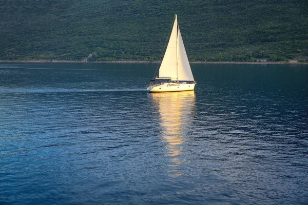 Beautiful Yacht White Sails Calm Water — Stock Photo, Image