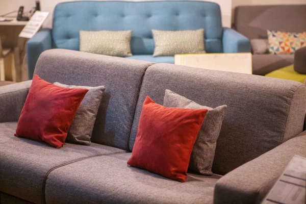 快適なソファとモダンなベッドルームのインテリア — ストック写真