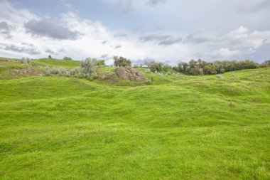 Yukarıdaki bulutlar ile yeşil tepelerin haddeleme