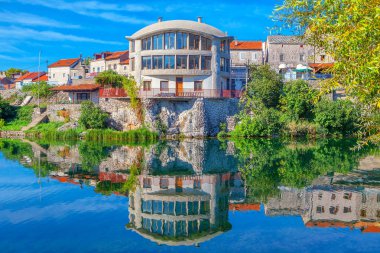 Bosna Nehri'nin kıyısında yer alan lüks yazlık 
