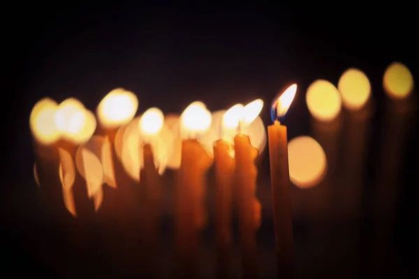 Кілька Свічок Горять Всередині Церкви — стокове фото