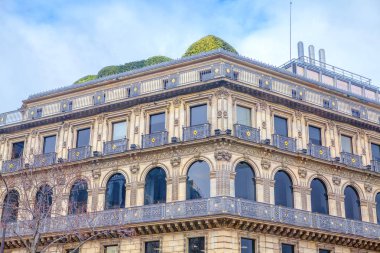 Paris mimari çatıda teraslı