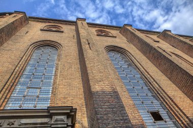Büyük pencereler ve kırmızı tuğla duvar ile kilise 
