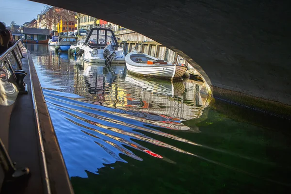 Żeglowanie Pod Mostem Kopenhadze — Zdjęcie stockowe