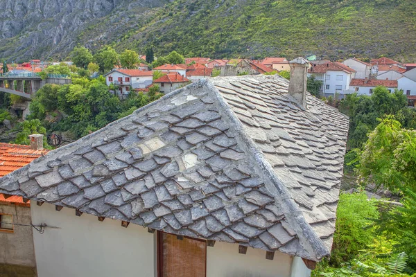 ボスニア ヘルツェゴビナの村の伝統的なタイル張りの屋根 — ストック写真