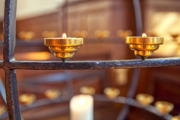 Люстра Горящими Свечами Внутри Церкви — стоковое фото