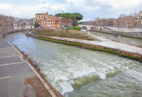 Tekoucí Voda Řeky Tiberu Isola Tiberina — Stock fotografie