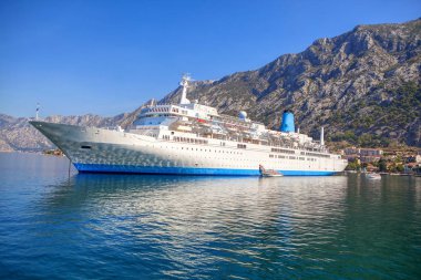 Büyük beyaz demirli Cruise Ship