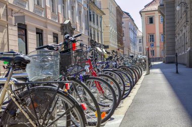 Sokağa park etmiş bisiklet sıraları.