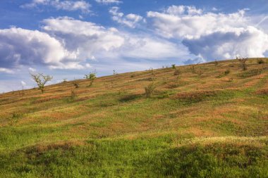 Yukarıda bulutlar ile doğal tepeler