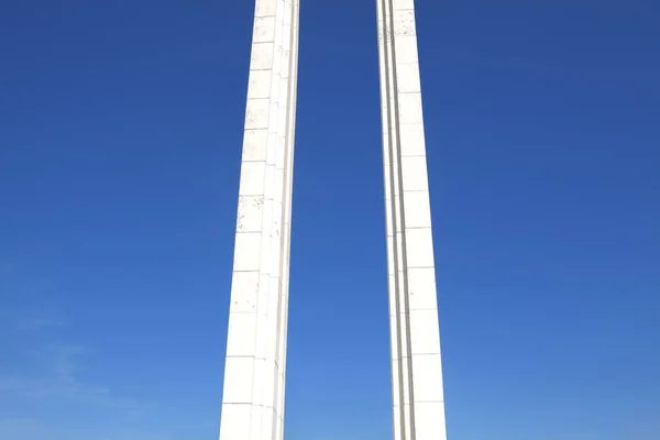 Két Monumentális Pillér — Stock Fotó