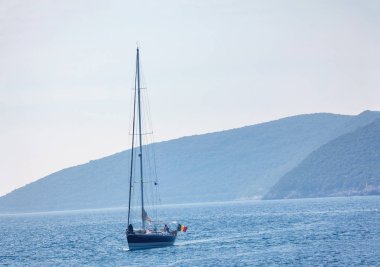 uzun boylu direkleri ile Yelkenli Yat