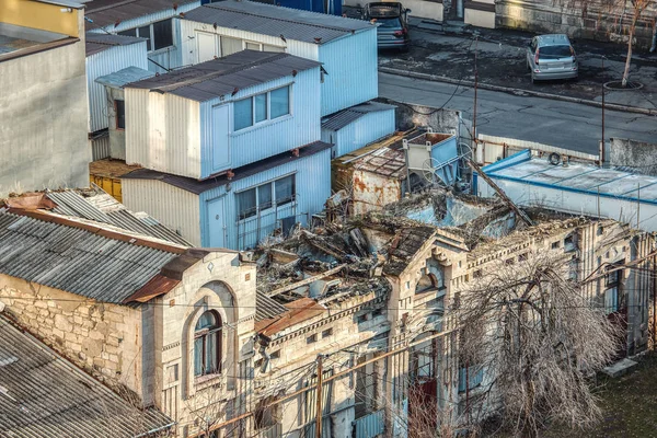 Зруйнований Будинок Сучасному Місті — стокове фото