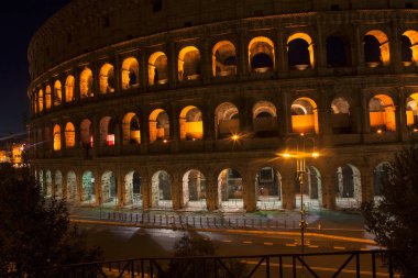 Aydınlatılmış Colosseum, ünlü antik mimari