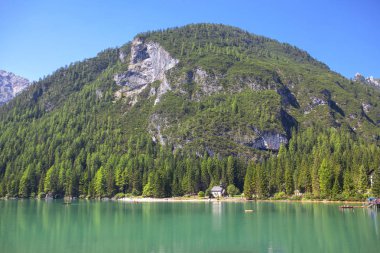 Pastoral doğa, güzel dağ ve göl 