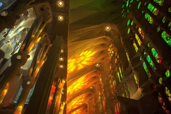 Luz Atraviesa Las Vidrieras Sagrada Familia —  Fotos de Stock