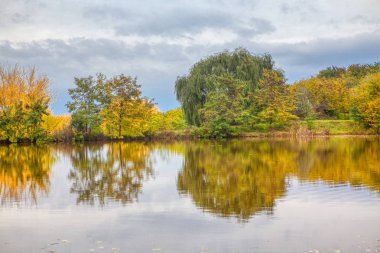 yansıma ile sonbahar renklerinde göl