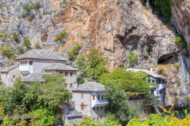 Buna nehri üzerinde Bosna-Hersek'te Blagaj ünlü köy