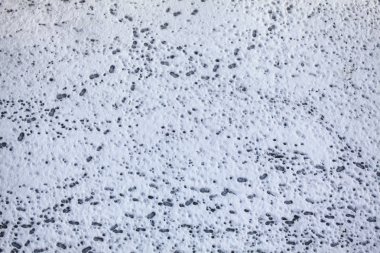 karlı yüzeyde ayak izleri