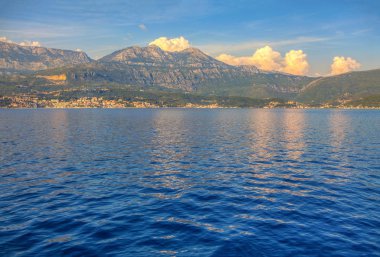 dağlar ve mavi deniz üzerinde bulutlar 