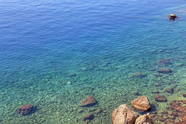 Kayalar Ile Berrak Tropikal Sular — Stok fotoğraf