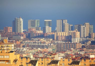 Gökdelenler ile Barselona Modern ilçe