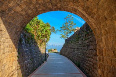 kaldırım ve tuğla duvar ile kemer geçen ortaçağ yaya
