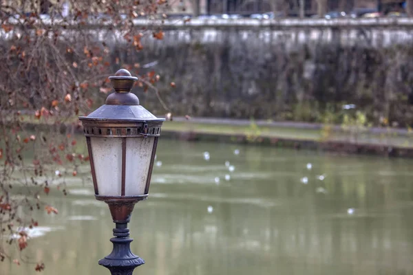 罗马台伯河附近的路灯 — 图库照片