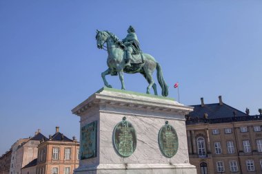 Kopenhag Amalienborg Meydanı'nın merkezinde bulunan At sırtında Frederik Heykeli