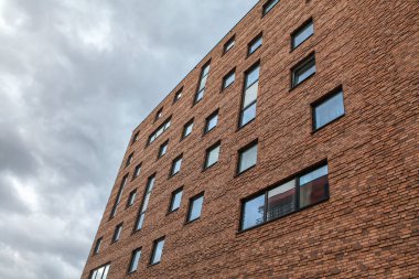 tuğladan yapılmış evin dış yan görünümü 