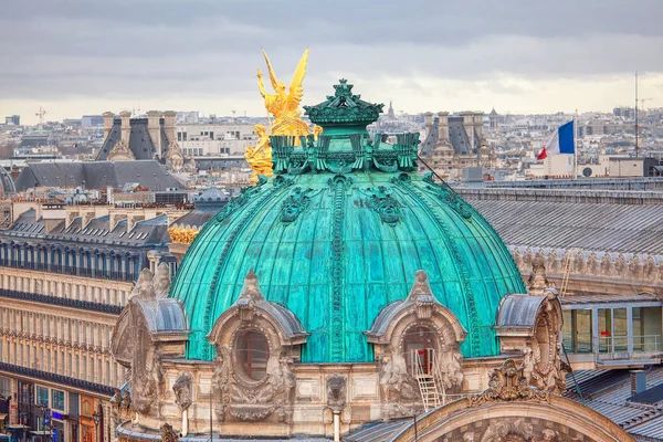 歌剧圆顶和巴黎的鸟瞰图 — 图库照片
