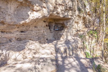 Keşişin hücresi bir uçuruma oyulmuş.