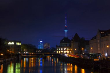 Berlin ve Spree nehri gece görünümü 