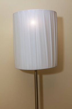 Yatak odasında beyaz zemin lambası 