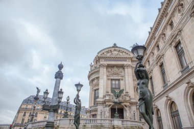 Paris'te Opera Garnier yakınlarındaki bronz lamba sonrası 