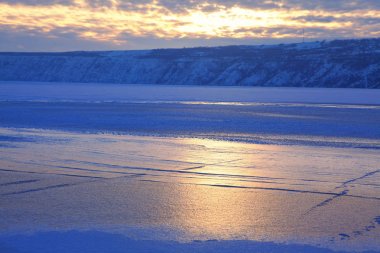 Kış manzaralı gün batımı ve donmuş göl 
