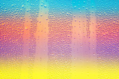  renkli yüzeyde su damlaları