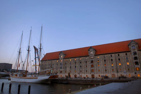Trä Fartyg Förtöjd Vattenkanalen Köpenhamn — Stockfoto